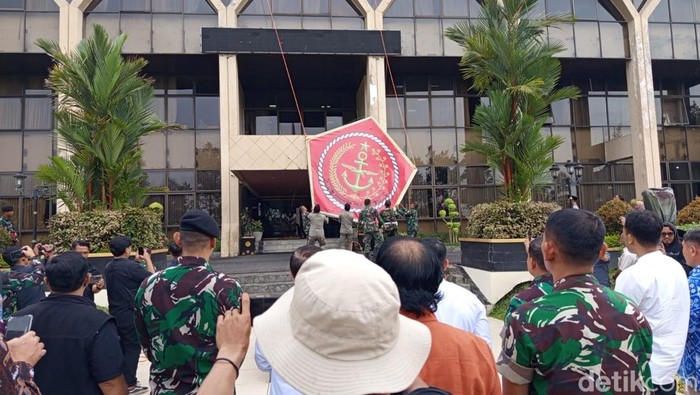 Pencopotan logo TNI yang berada di gedung Pemkot Magelang dilakukan pada, Jumat (14/11/2025).