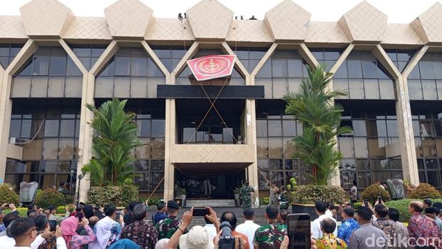 Pencopotan logo TNI yang berada di gedung Pemkot Magelang dilakukan pada, Jumat (14/11/2025). Pencopotan logo TNI yang berada di gedung Pemkot Magelang dilakukan pada, Jumat (14/11/2025).