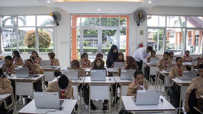 Dukung Pendidikan, Kemensos Salurkan Laptop ke SRMP 8 Cimahi