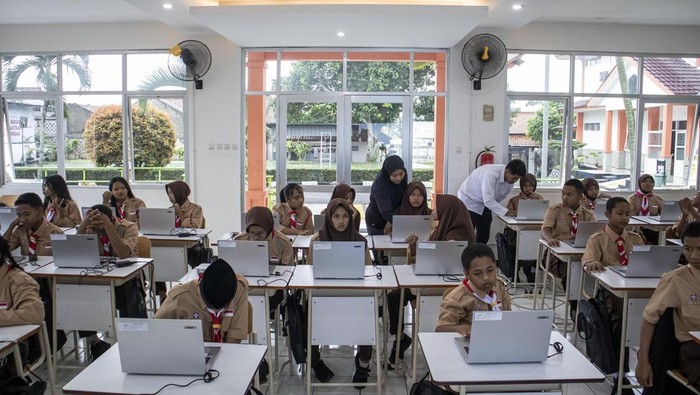 Siswa antre untuk mengambil laptop di Sekolah Rakyat Menengah Pertama (SRMP) 8 Cimahi, Kota Cimahi, Jawa Barat, Jumat (14/11/2025). SRMP 8 Cimahi telah menerima sebanyak 100 laptop dari Kementerian Sosial (Kemensos) yang diperuntukan bagi siswa dan guru sebagai alat penunjang pendidikan sehingga proses belajar mengajar di Sekolah Rakyat bisa berjalan optimal. ANTARA FOTO/Abdan Syakura/foc.