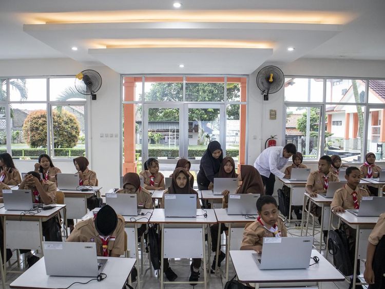 Dukung Pendidikan, Kemensos Salurkan Laptop ke SRMP 8 Cimahi