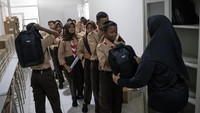 Siswa antre untuk mengambil laptop di Sekolah Rakyat Menengah Pertama (SRMP) 8 Cimahi, Kota Cimahi, Jawa Barat, Jumat (14/11/2025). ANTARA FOTO/ABDAN SYAKURA
