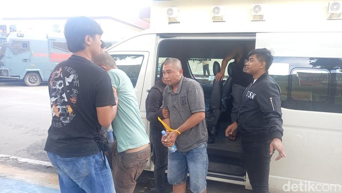 Lima pelaku penganiayaan terhadap anggota Polres Sumbawa Besar berada di Polda NTB, Jumat (14/11/2025). (Foto : Abdurrasyid Efendi/detikBali).