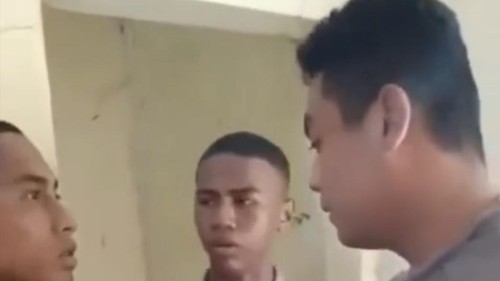 Dua siswa SPN Polda NTT saat dianiaya seniornya, Bripda Torino Tobo Dara, pada Kamis (13/11/2025). (Tangkapan layar video viral).