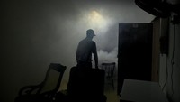 Petugas kesehatan melakukan pengasapan di kawasan pemukiman padat di Havana, Kuba, untuk menekan penyebaran chikungunya dan demam berdarah yang melonjak dalam beberapa pekan terakhir. Foto: REUTERS/Norlys Perez