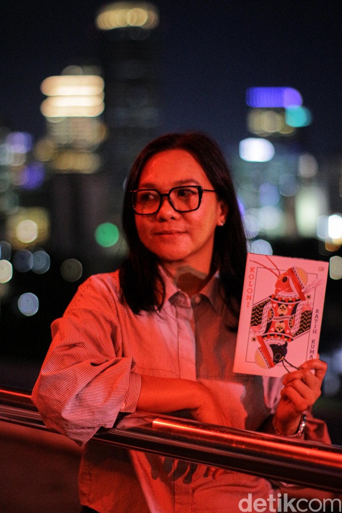 Penulis Ratih Kumala saat menyambangi kantor detikcom, Jakarta Selatan, pada Kamis malam (13/11/2025).