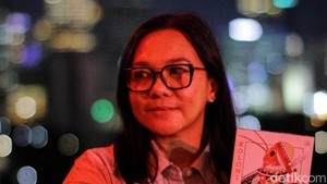 Dalam sesi bareng detikcom bookclub, Ratih Kumala terjun ke dunia kepenulisan dengan jadi script writer FTV di Trans TV. Foto: Gilang Faturahman/ detikcom