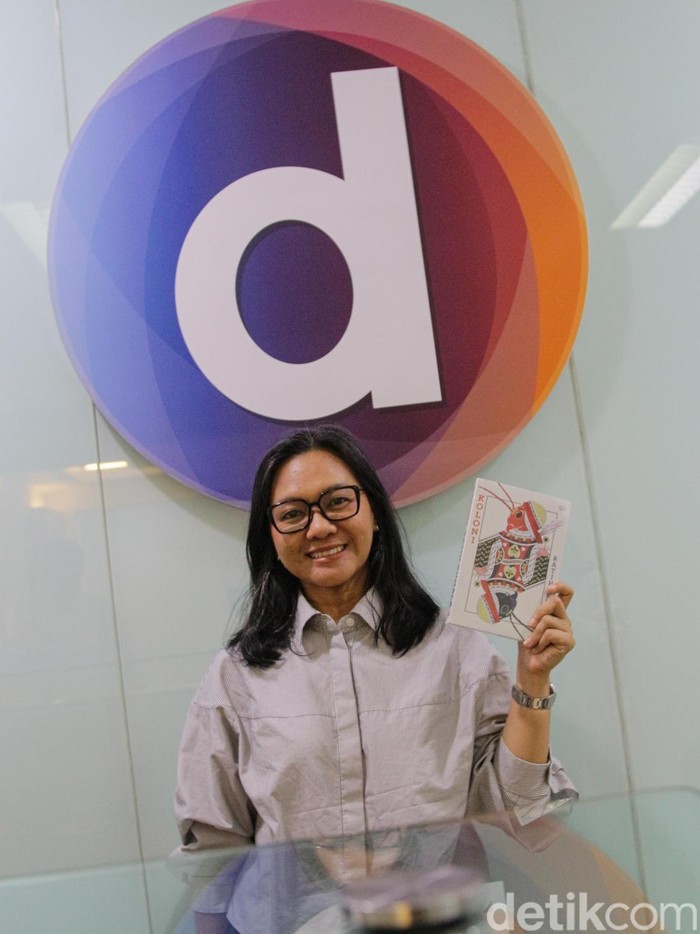 Penulis Ratih Kumala saat menyambangi kantor detikcom, Jakarta Selatan, pada Kamis malam (13/11/2025).