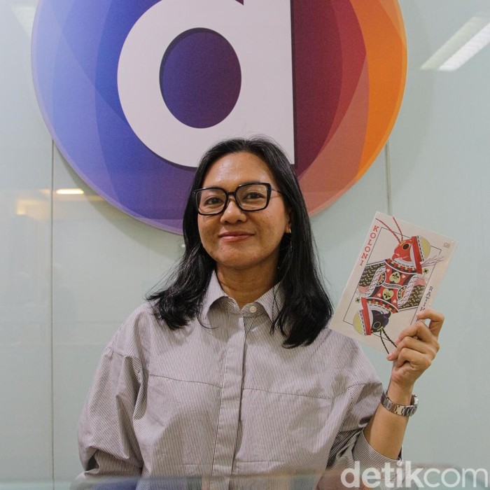 Penulis Ratih Kumala saat menyambangi kantor detikcom, Jakarta Selatan, pada Kamis malam (13/11/2025).