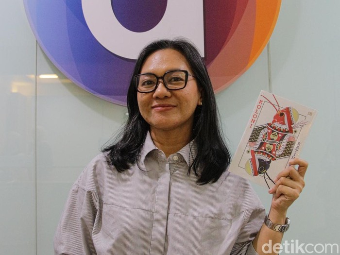 Penulis Ratih Kumala saat menyambangi kantor detikcom, Jakarta Selatan, pada Kamis malam (13/11/2025).