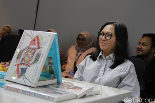 Penulis Ratih Kumala saat menyambangi kantor detikcom, Jakarta Selatan, pada Kamis malam (13/11/2025).