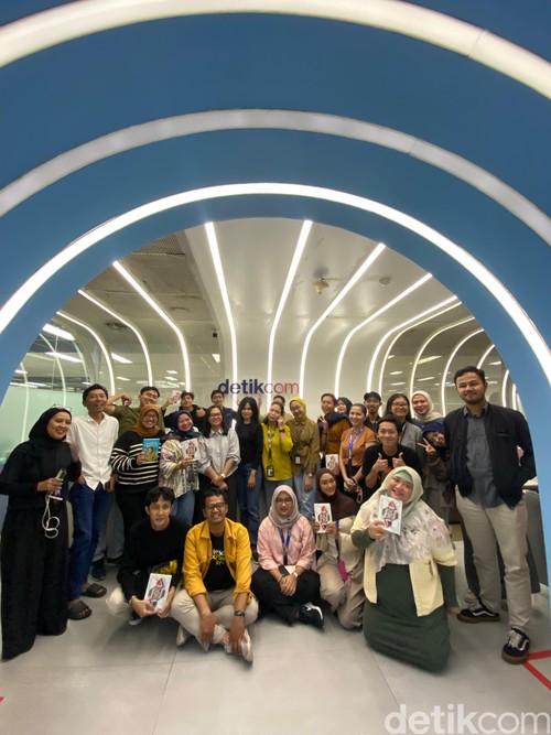 Penulis Ratih Kumala saat menyambangi kantor detikcom, kawasan Transmedia, Jakarta Selatan, pada Kamis (13/11/2025).