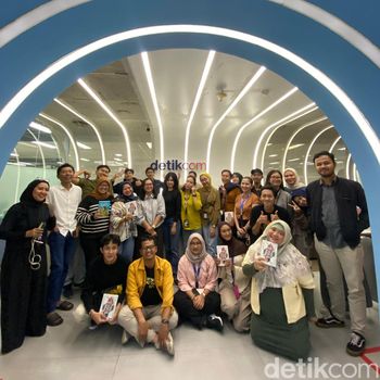 Penulis Ratih Kumala saat menyambangi kantor detikcom, kawasan Transmedia, Jakarta Selatan, pada Kamis (13/11/2025).