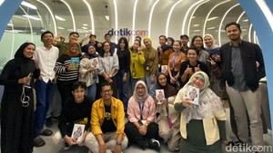 Potret bersama Ratih Kumala dan teman-teman detikcom bookclub usai book signing. Foto: Tia Agnes/ detikcom