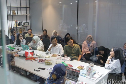 Penulis Ratih Kumala saat menyambangi kantor detikcom, kawasan Transmedia, Jakarta Selatan, pada Kamis malam (13/11/2025).