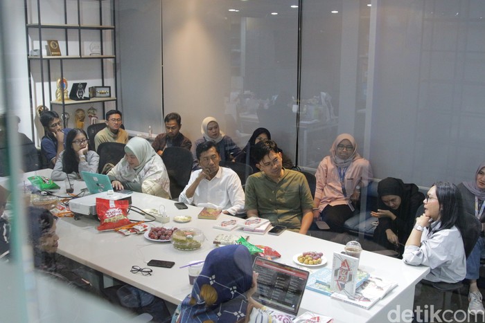 Penulis Ratih Kumala saat menyambangi kantor detikcom, kawasan Transmedia, Jakarta Selatan, pada Kamis malam (13/11/2025).