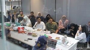 Ratih Kumala juga menceritakan ide awal sampai riset dalam menggarap novel Koloni dan mengkritik kondisi sosial yang ada di Indonesia. Foto: Gilang Faturahman/ detikcom