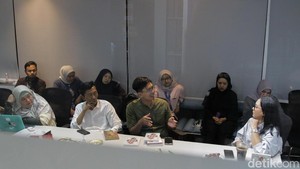 Hampir dua dekade berkarya, Ratih Kumala cerita kalau ide atau gagasan itu datang dalam berbagai momen dan kapan pun. Pengalaman bekerja di industri media pun membuat jam terbangnya semakin tinggi dan bisa menulis genre apapun. Foto: Gilang Faturahman/ detikcom