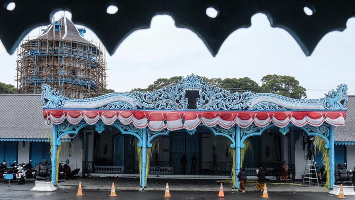 Sejumlah abdi dalem mengusung kursi untuk persiapan acara Jumeneng Nata Bhinayangkare atau upacara penobatan raja baru di Keraton Kasunanan Surakarta Hadiningrat, Solo, Jawa Tengah, Jumat (14/11/2025). Upacara penobatan raja baru bergelar Pakubuwono XIV tersebut digelar pihak keraton setempat pada Sabtu (15/11) besok. ANTARAFOTO/Maulana Surya/foc.