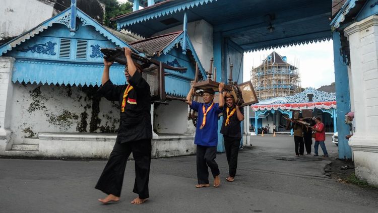Persiapan Upacara Penobatan Raja Solo Pakubuwono XIV