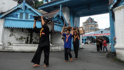 Persiapan Upacara Penobatan Raja Solo Pakubuwono XIV