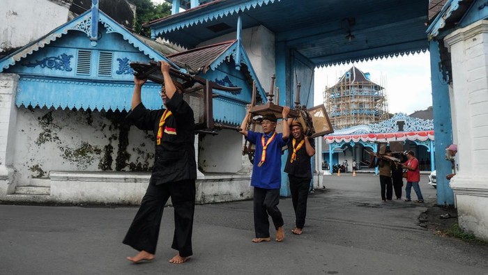 Persiapan Upacara Penobatan Raja Solo Pakubuwono XIV