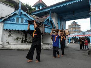 Persiapan Upacara Penobatan Raja Solo Pakubuwono XIV