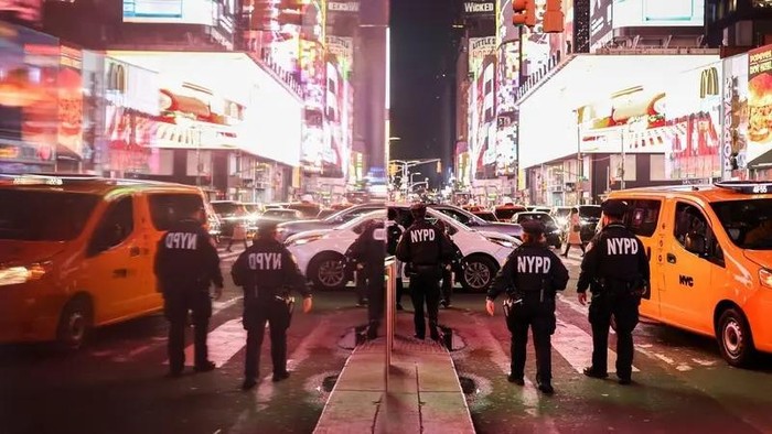 NYPD (New York Police Department) officers patrol through Times Square in the Manhattan borough of New York City on November 12, 2025. (File photo: AFP)
