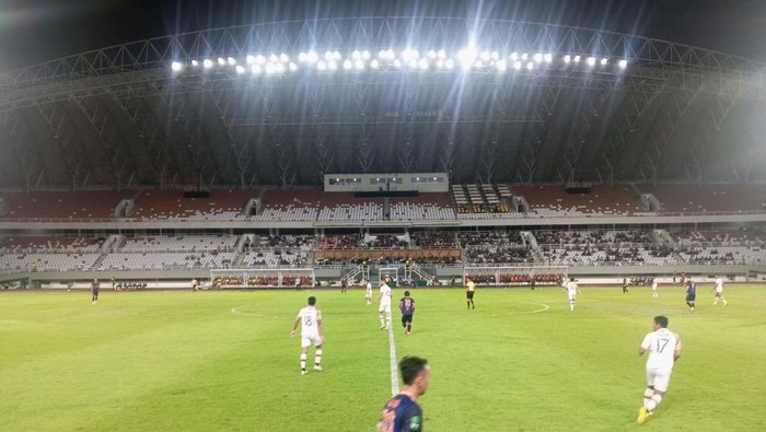 Pertandingan sepakbola Sumsel United melawan Persikad Depok.
