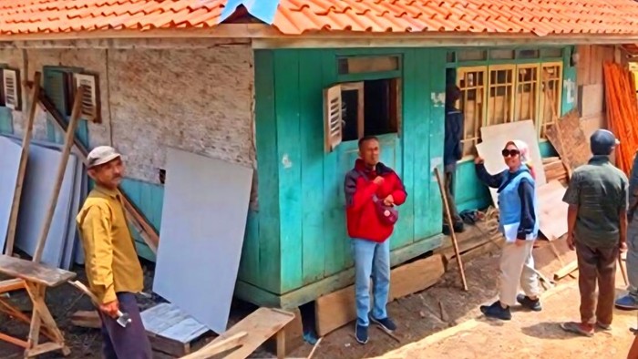 Petugas Disperkim Kabupaten Sukabumi memantau perbaikan RTLH di lapangan untuk memastikan kualitas pembangunan