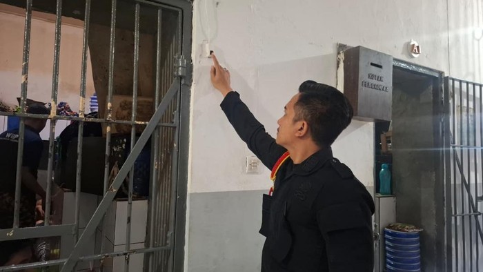 Petugas Lapas Sumedang saat menunjukan sistem inovatif bernama SIGAP (Sistem Gawat Darurat dan Pertolongan)