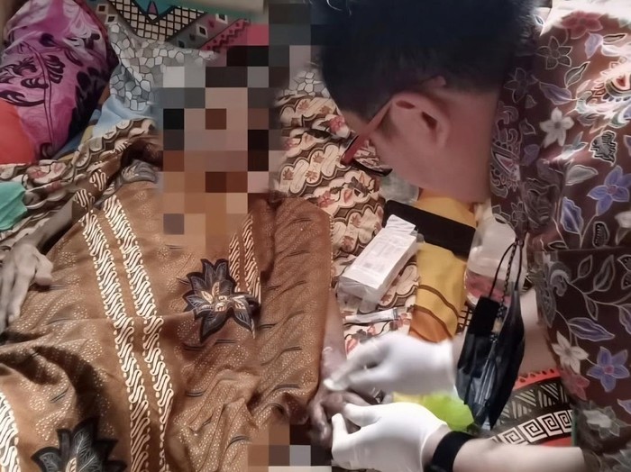 Petugas memeriksa kondisi kesehatan seorang lansia di Sukabumi