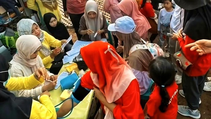 Petugas Puskesmas Sekarwangi memeriksa kesehatan warga dalam kegiatan Pemeriksaan Kesehatan Gratis yang digelar untuk masyarakat.