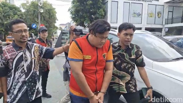 Polisi amankan ayah-anak yang curi lampu di Kota Lama Surabaya