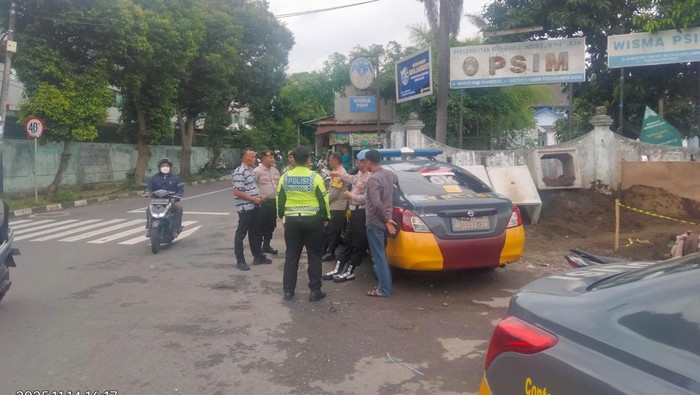 Polisi mengamankan tempat kejadian tawuran di dekat Stadion Mandala Krida Jogja, Jumat (14/11/2025).