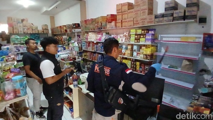 Polisi saat melakukan penyelidikan di toko yang dibobol maling di Tasikmalaya.
