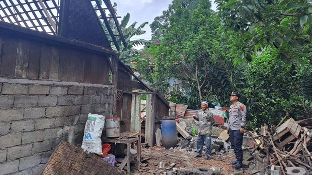 Polres Semarang saat menyerahkan bantuan material bangunan kepada warga terdampak angin puting beliung.