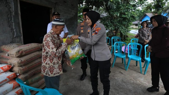 Polres Semarang saat menyerahkan bantuan material bangunan kepada warga terdampak angin puting beliung.