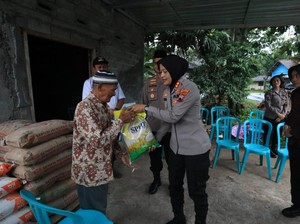 Polres Semarang Beri Bantuan Material Bangunan ke Korban Puting Beliung