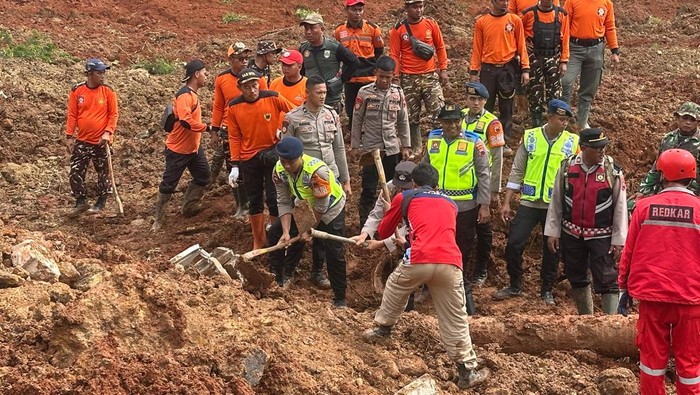 Polresta Cilacap saat membantu mencari korban longsor di Desa Cibeunying, Kecamatan Majenang, Jumat (14/11/2025).