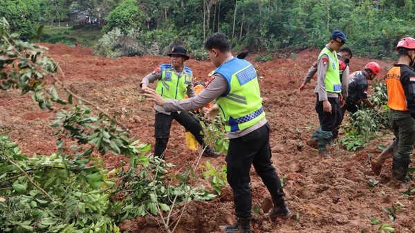 Momen Polisi-Relawan Bahu Membahu Cari Korban Longsor Cibeunying Cilacap