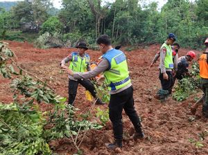 Momen Polisi-Relawan Bahu Membahu Cari Korban Longsor Cibeunying Cilacap