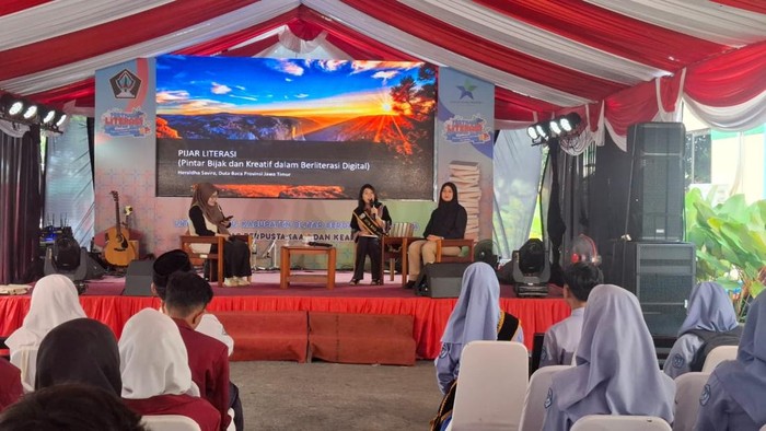 Polwan Polres Blitar Kota memberikan materi anti bullying.