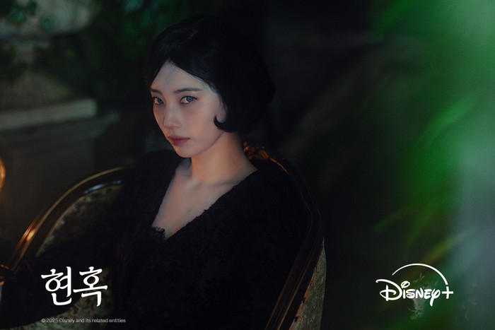 Adegan dalam drama Korea Disney+ Portraits of Delusion diperankan Suzy dan Kim Seon Ho. Drakor ini akan tayang 2026.