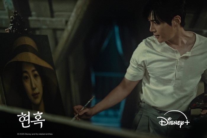Adegan dalam drama Korea Disney+ Portraits of Delusion diperankan Suzy dan Kim Seon Ho. Drakor ini akan tayang 2026.