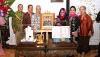 Foto bersama keluarga dengan foto mendiang dan gelar pahlawan Soeharto. Foto: Dok. Keluarga Cendana
