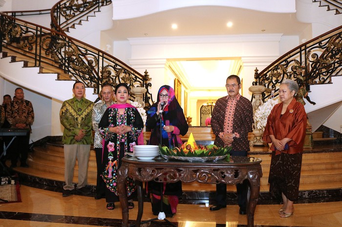 Keluarga Cendana menggelar syukuran untuk merayakan gelar pahlawan Soeharto. Anak, cucu hingga Menteri Agama turut hadir.