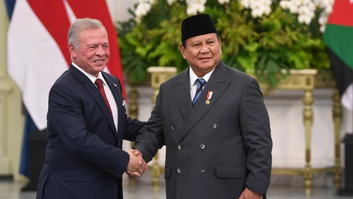 Presiden Prabowo Subianto (kanan) dan Raja Kerajaan Yordania Hasyimiah Abdullah II Ibnu Al Hussein (kiri) berfoto saat kunjungan kenegaraan di Istana Merdeka, Jakarta, Jumat (14/11/2025). Kunjungan Raja Yordania tersebut dalam rangka memperkuat hubungan bilateral dan kerja sama strategis antara Indonesia dan Yordania. ANTARA FOTO/Galih Pradipta
