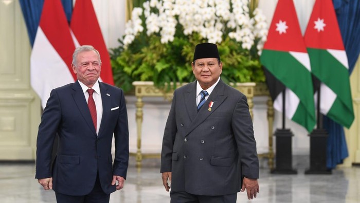 Presiden Prabowo Subianto (kanan) dan Raja Kerajaan Yordania Hasyimiah Abdullah II Ibnu Al Hussein (kiri) berfoto saat kunjungan kenegaraan di Istana Merdeka, Jakarta, Jumat (14/11/2025). Kunjungan Raja Yordania tersebut dalam rangka memperkuat hubungan bilateral dan kerja sama strategis antara Indonesia dan Yordania. ANTARA FOTO/Galih Pradipta