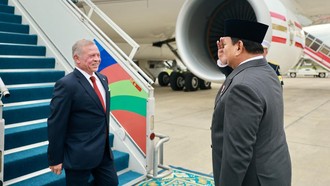 Prabowo Jemput Raja Yordania Abdullah II di Lanud Halim, Beri Pelukan Hangat